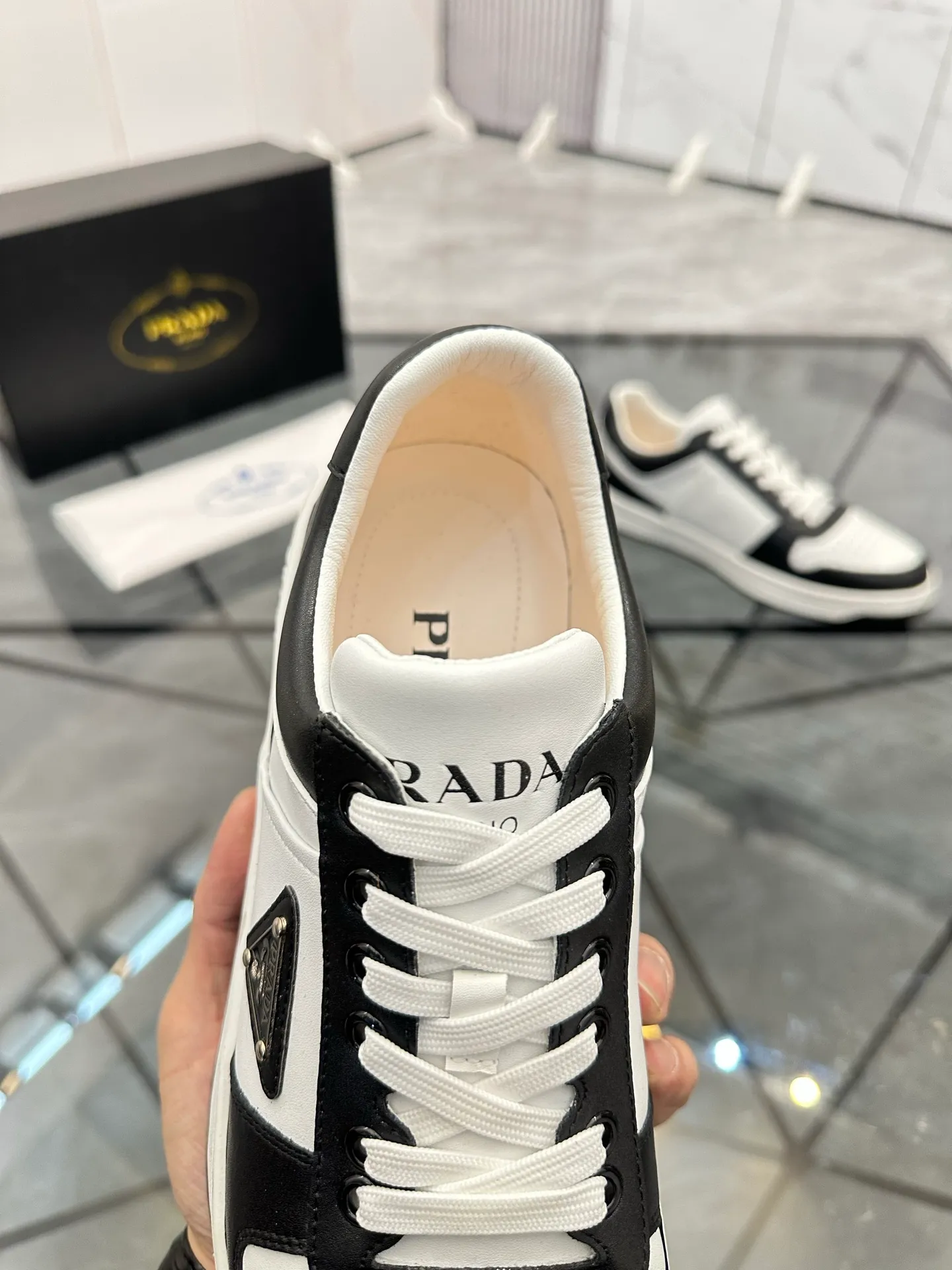 Men's shoes: 💰P400¥ Product trademark: Prada *"Prada*" low-top casual shoes Regular size: 38-44 (can be customized to 45) Product materials: imported cowhide upper, sheepskin lining, original outsole. Number: 020